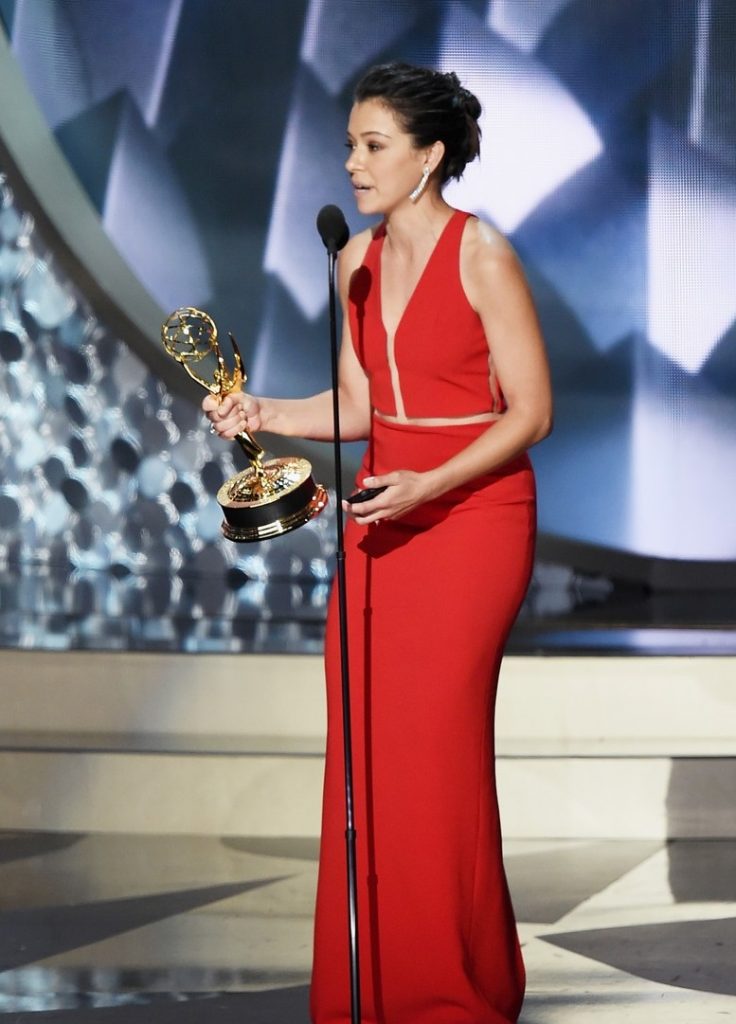 tatiana-maslany-wins-emmy-reads-speech-on-iphone-01