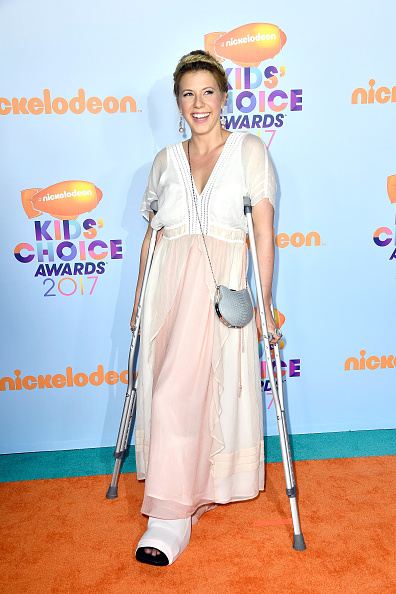 Jodie Sweetin, we sincerely hope you feel better, but crutches do not excuse coming to an award show in your grandmother's nightgown 